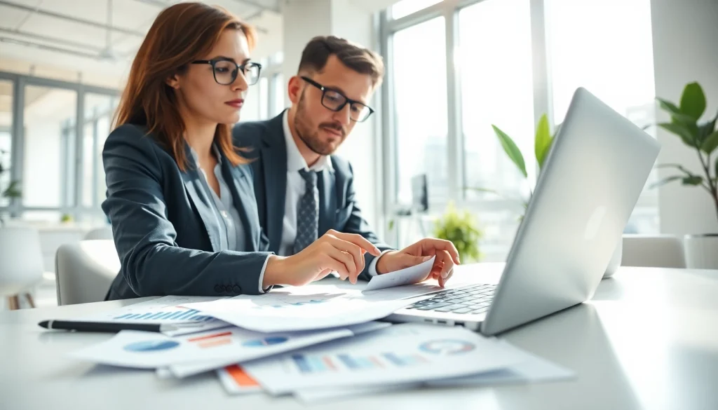 카드깡과 관련된 신용카드 거래를 분석하는 전문가의 모습